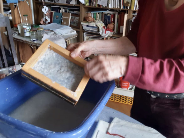 PAPIERFLIEGER VOM KIRCHTURM