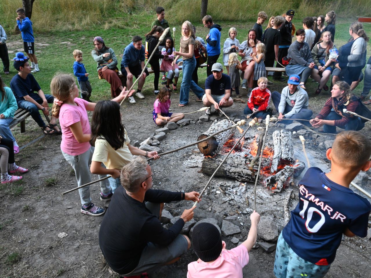 Degenkampf und Lagerfeuer im Handwerkercamp