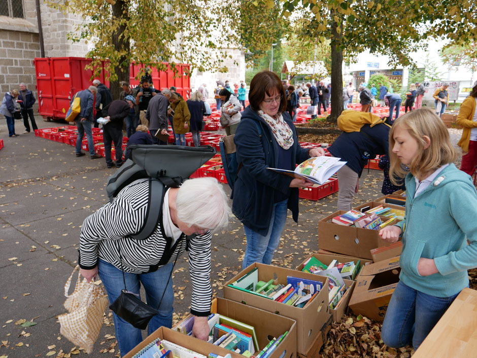 Großer Bücherrettungsmarkt am Samstag auf dem Blasii Kirchplatz