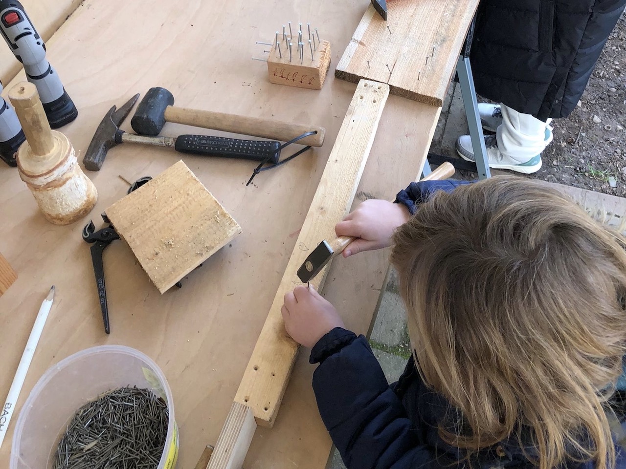 Arbeiten mit Hammer und Schlagbuchstaben